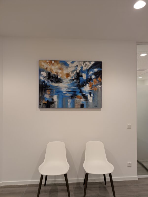 Abstraktes Acrylbild „Hoffnung im Licht“ – urbane Landschaft mit Blautönen, Kupferakzenten & Blattsilber, reflektierend & lichtdurchflutet